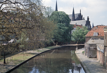 22649 Gezicht op de panden aan de Oudegracht te Utrecht uit het zuidoosten met op de achtergrond de St. -Martinuskerk.